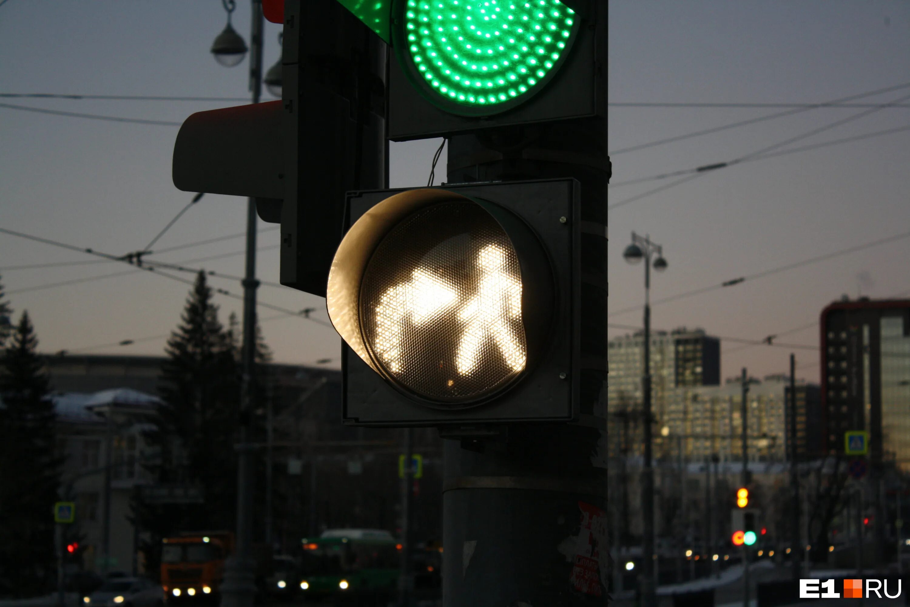 Светофор с доп секцией. Новые светофоры. Доп секция светофора для пешеходов. Зеленый сигнал светофора.