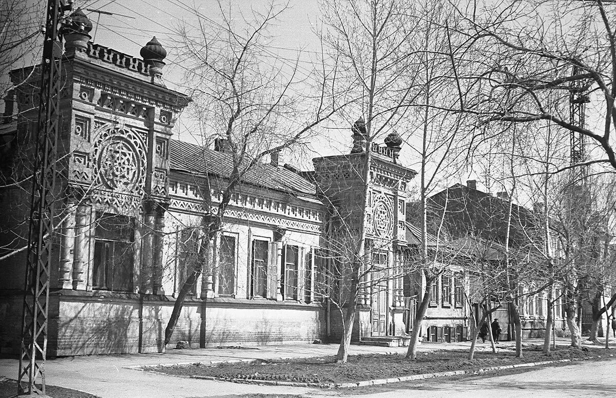 Саратовская дом. Старый Саратов особняк Сакко и Ванцетти. Дом Тилло Саратов. Особняк вице-губернатора Адольфа Тилло. Дом на ул. Горького и Сакко-и Ванцетти Саратов.