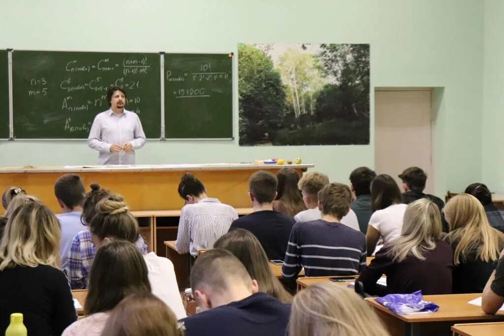 молодой учитель мужчина в школе. школа с математическим уклоном. современная школа ученики. учитель школы будущего. учитель школы будущего.