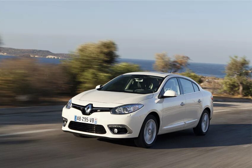 Купить б/у Renault Fluence I Рестайлинг 1.6 CVT (114 л.с.) бензин вариатор в Мос