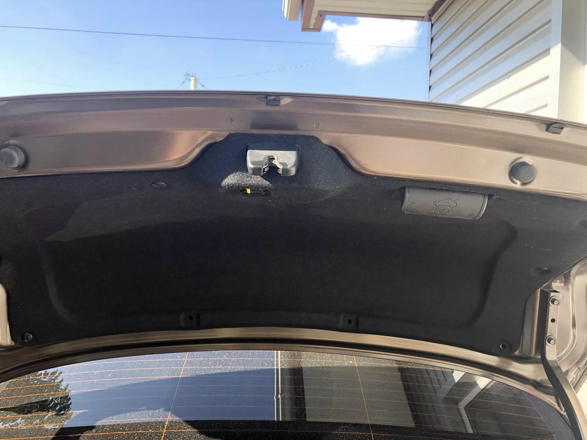 Снятие обшивки багажника тигуан 2. Ауди q3 обшивка крышки багажника клипсы. Обшивка крышки багажника bmw g31. Снятие обшивки крышки багажника. Снятие обшивки крышки багажника.