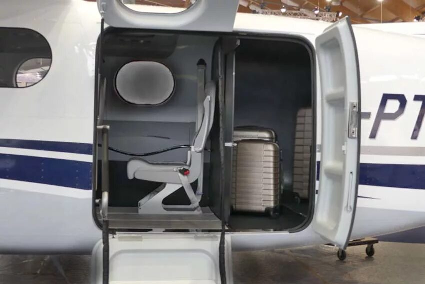 Багажный отдел в самолетах. Atr 72 грузовой отсек. Самолет отдел заселения. Аэробус а320 багажное отделение. Самолет отдел заселения.