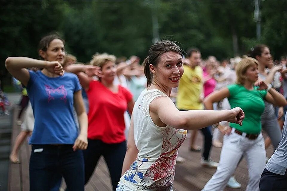 Танцы юзао. Зумба в парке. танцы в парках москвы. утренняя зарядка в стиле зумба. люди танцуют в парке.