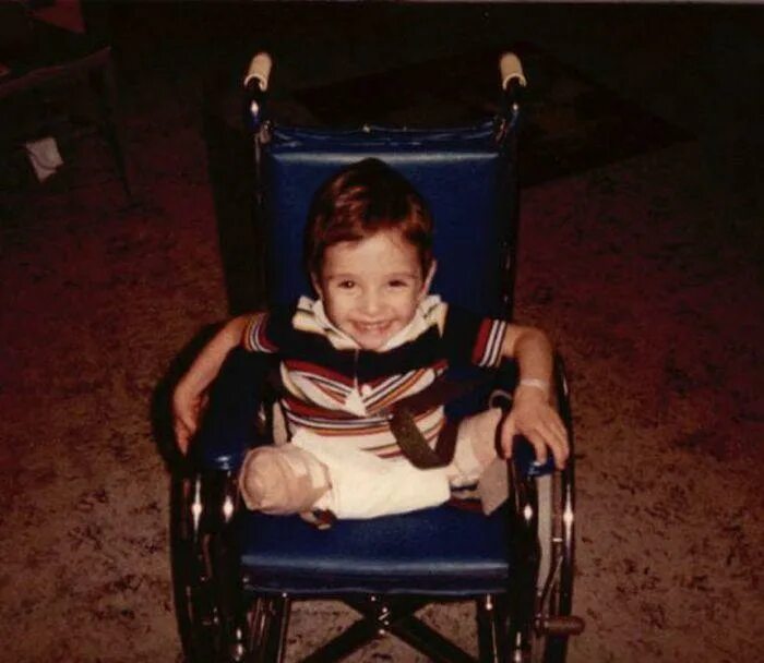 приснился человек без ног. спящия человек в кравате. человек в кровати. фантом без конечностей.