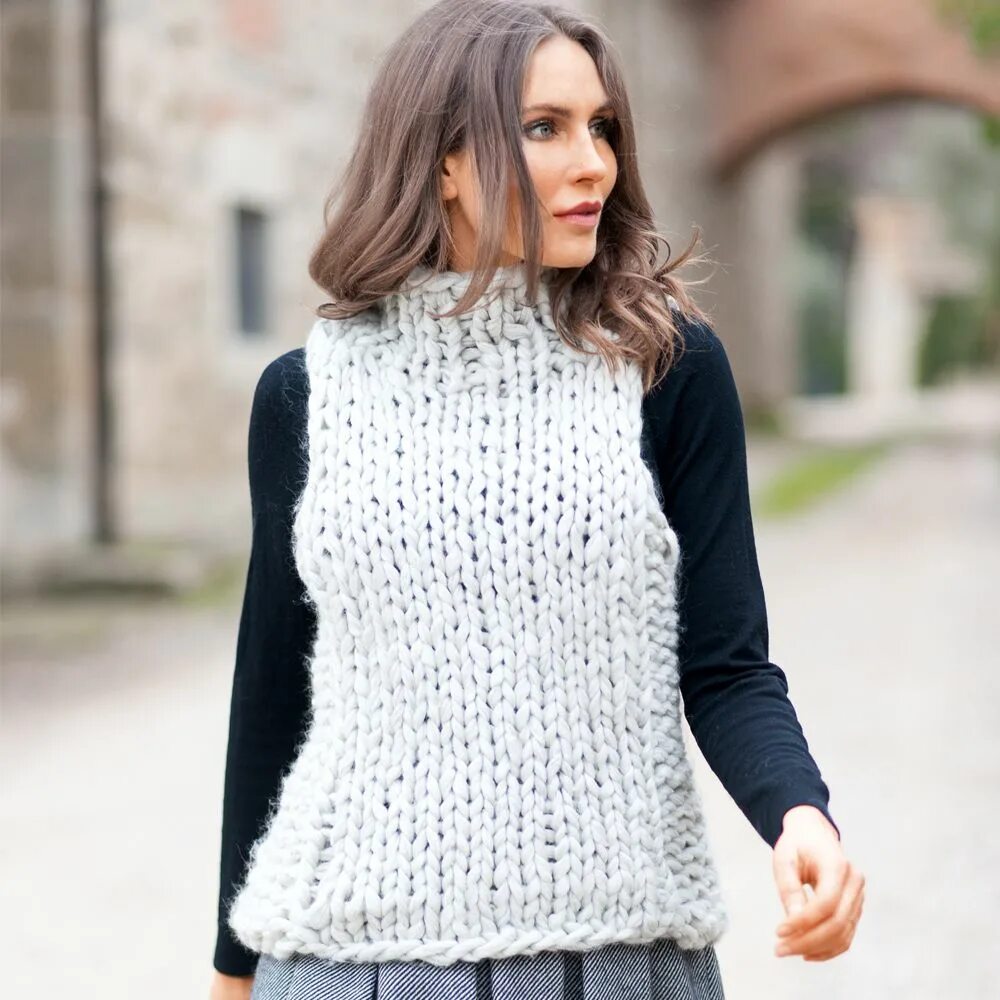 Жилет крупной вязки спицами. Вязаные жилеты из толстой пряжи спицами. Жилет knitted vest. Модные вязаные жилеты. Жилет из объемной пряжи.