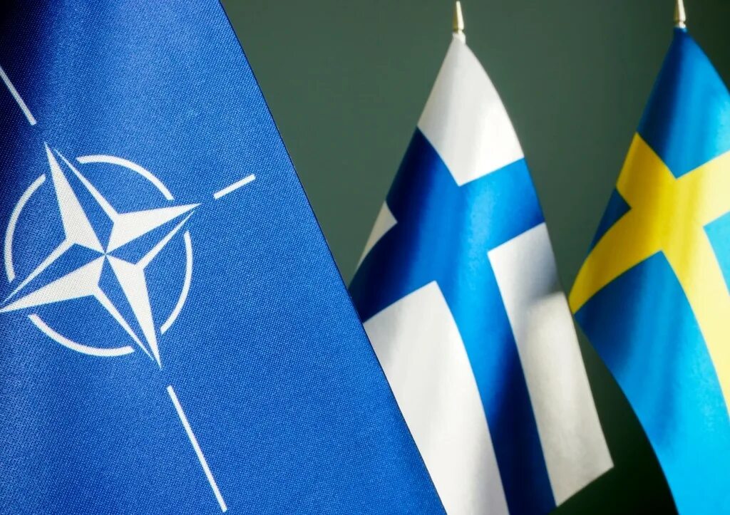 Швеция стало нато. Швеция и Финляндия вступление в НАТО. Флаг НАТО. Финляндия Швеция НАТО флаги. Турция Швеция НАТО.