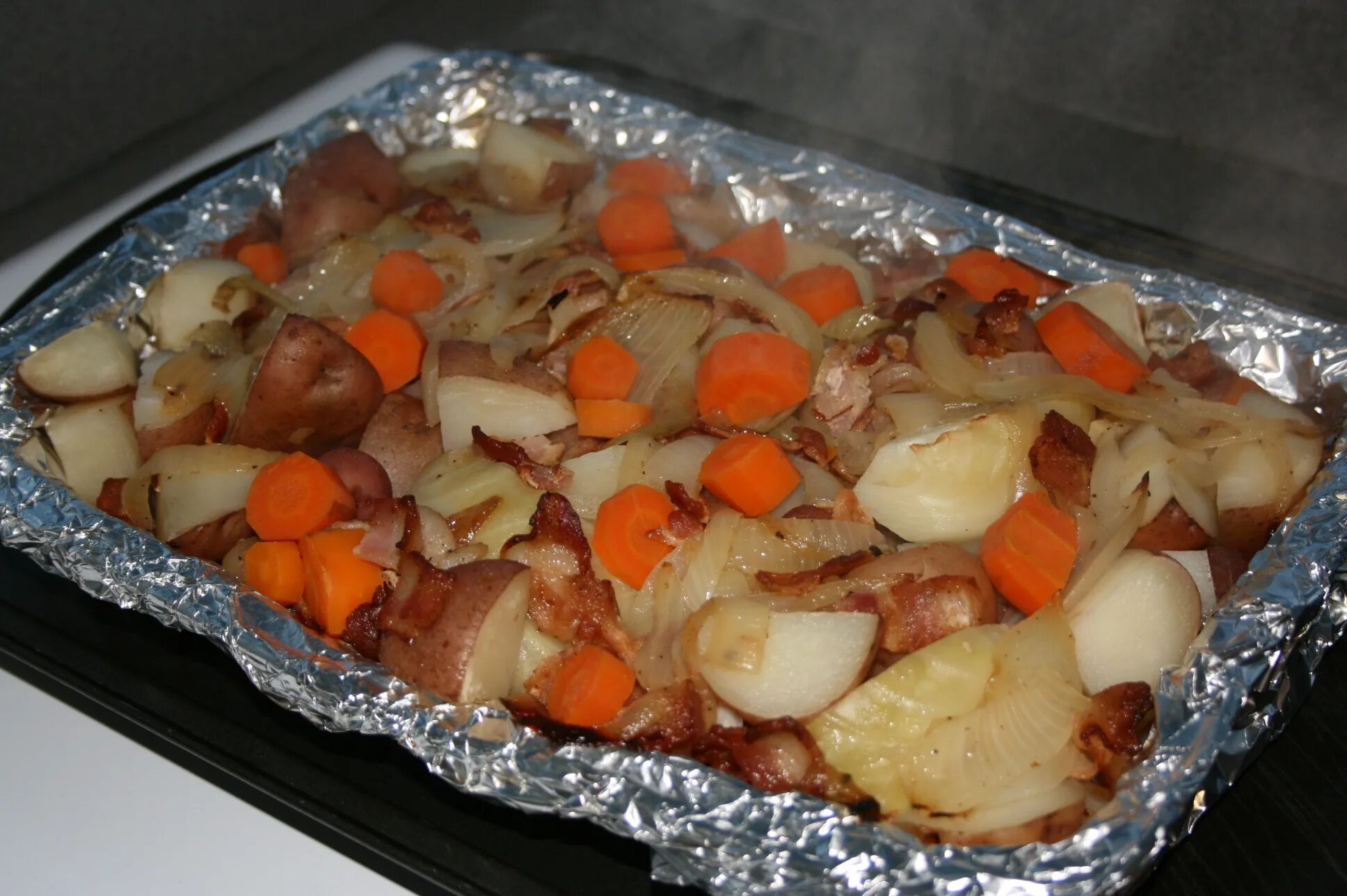 Капуста с овощами в духовке. Свинина с картошкой и капустой в духовке. Картошка с мясом в духовке. Картошка с мясом и овощами в духовке.