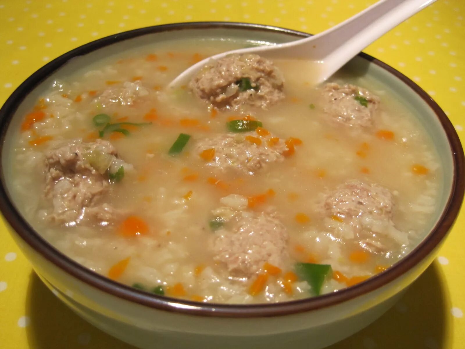 Рецепты супа с фрикадельками из мясного фарша. Фрикадельковый суп с рисом. рисовый суп с фрикадельками. суп из фрикаделек с рисом. суп с рисом и фрикадельками с картошкой.