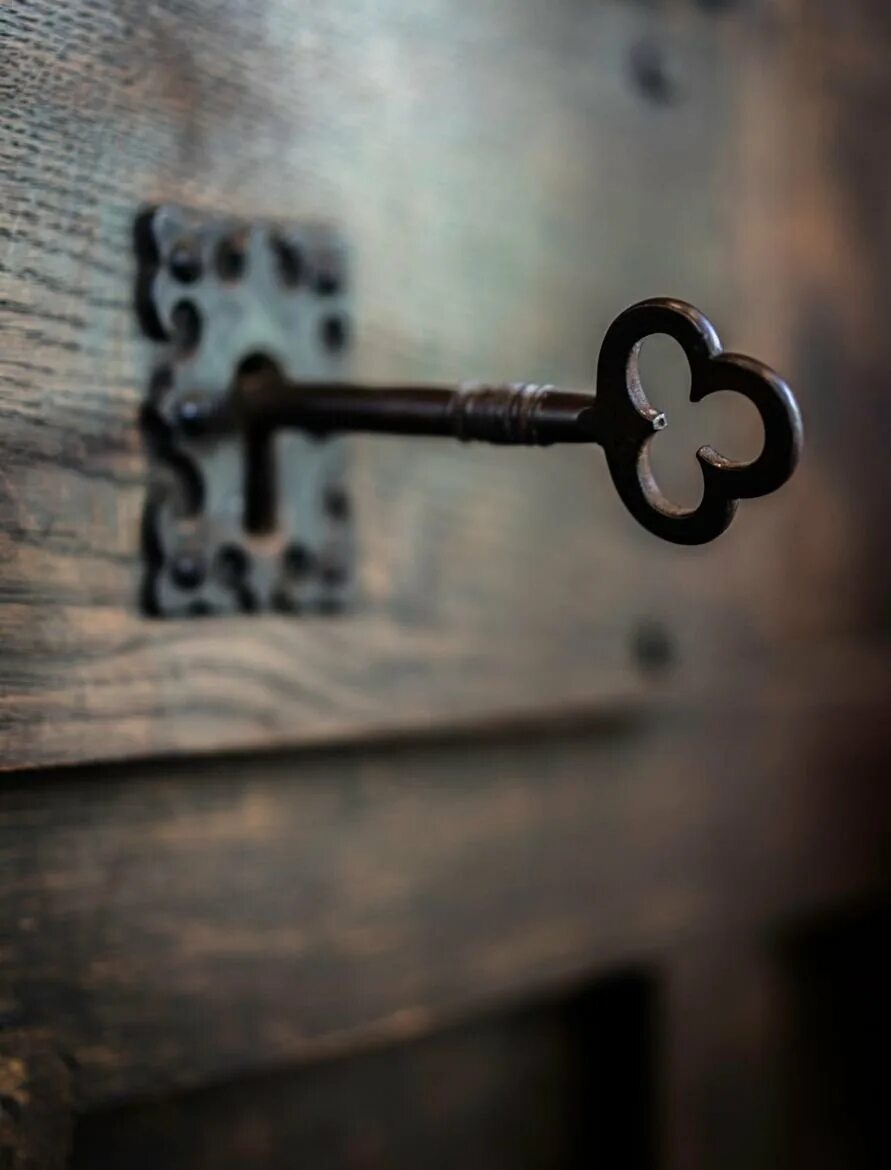 Несколько открытых ключей. Старинный ключ. Старинная дверь с ключом. Красивый старинный ключ. Ключ дверной старинный.