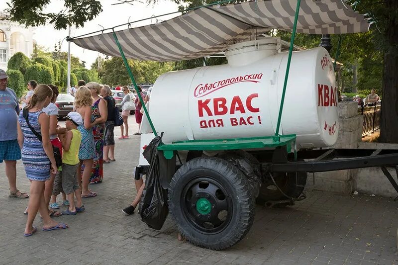 Квас пила. Уличная торговля квас. Квас в жару. Уличная торговля квасом в Суздале. Уличная торговля пивом.