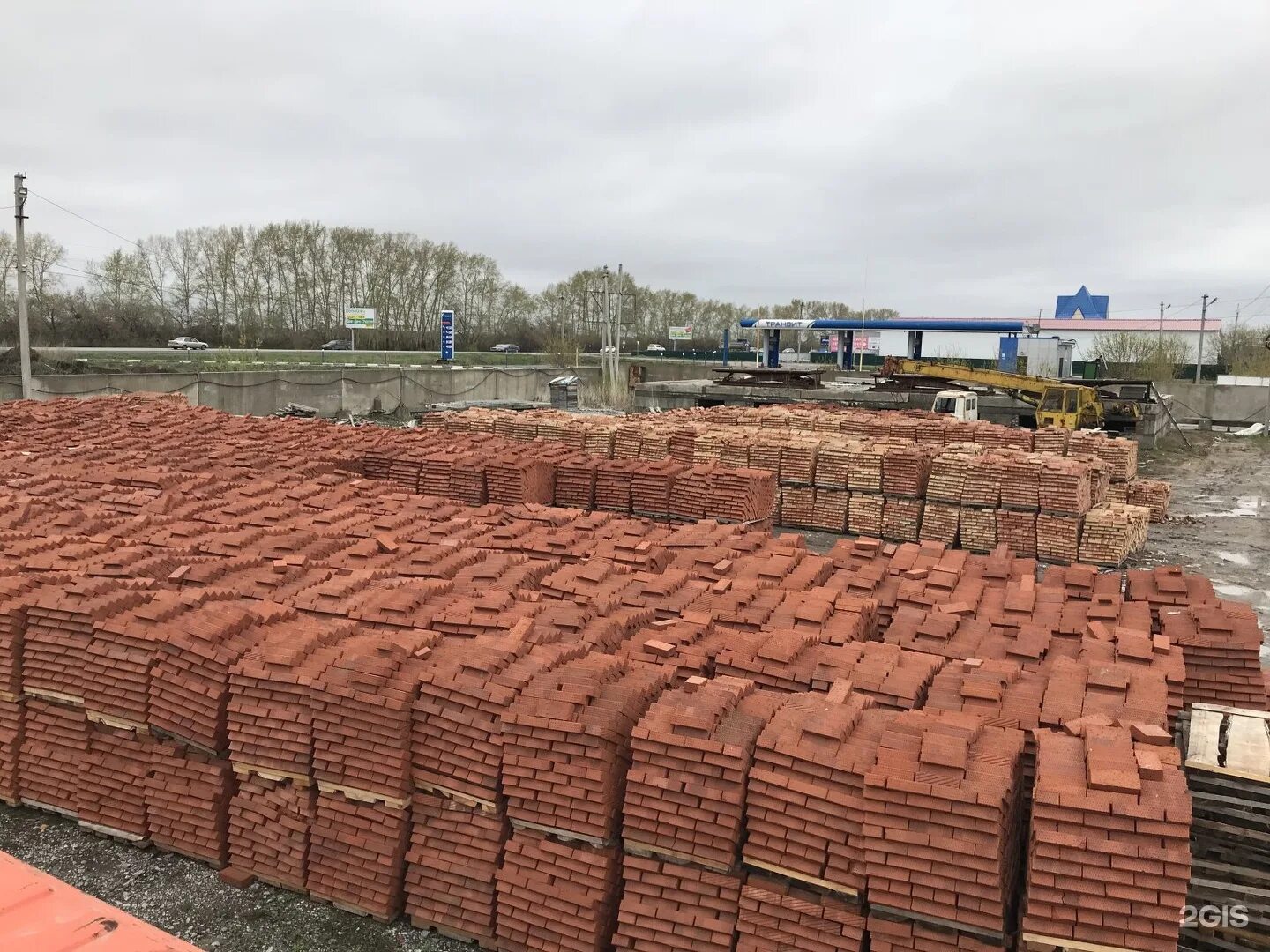 Кирпич во дворе. Кирпич двор. Кирпичный двор липецк официальный сайт. Кирпичный двор новосибирск. Двор из кирпича.