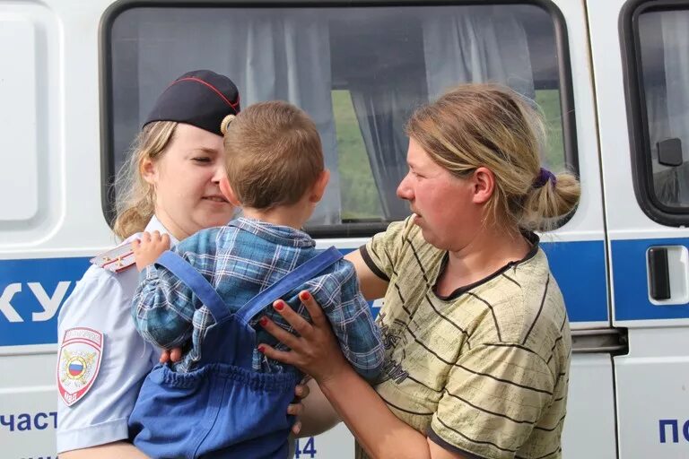 Люди потерявшие детей. Полицейский для детей. Мамы полицейские и дети. Мама полицейский. Мамы в погонах с детьми.