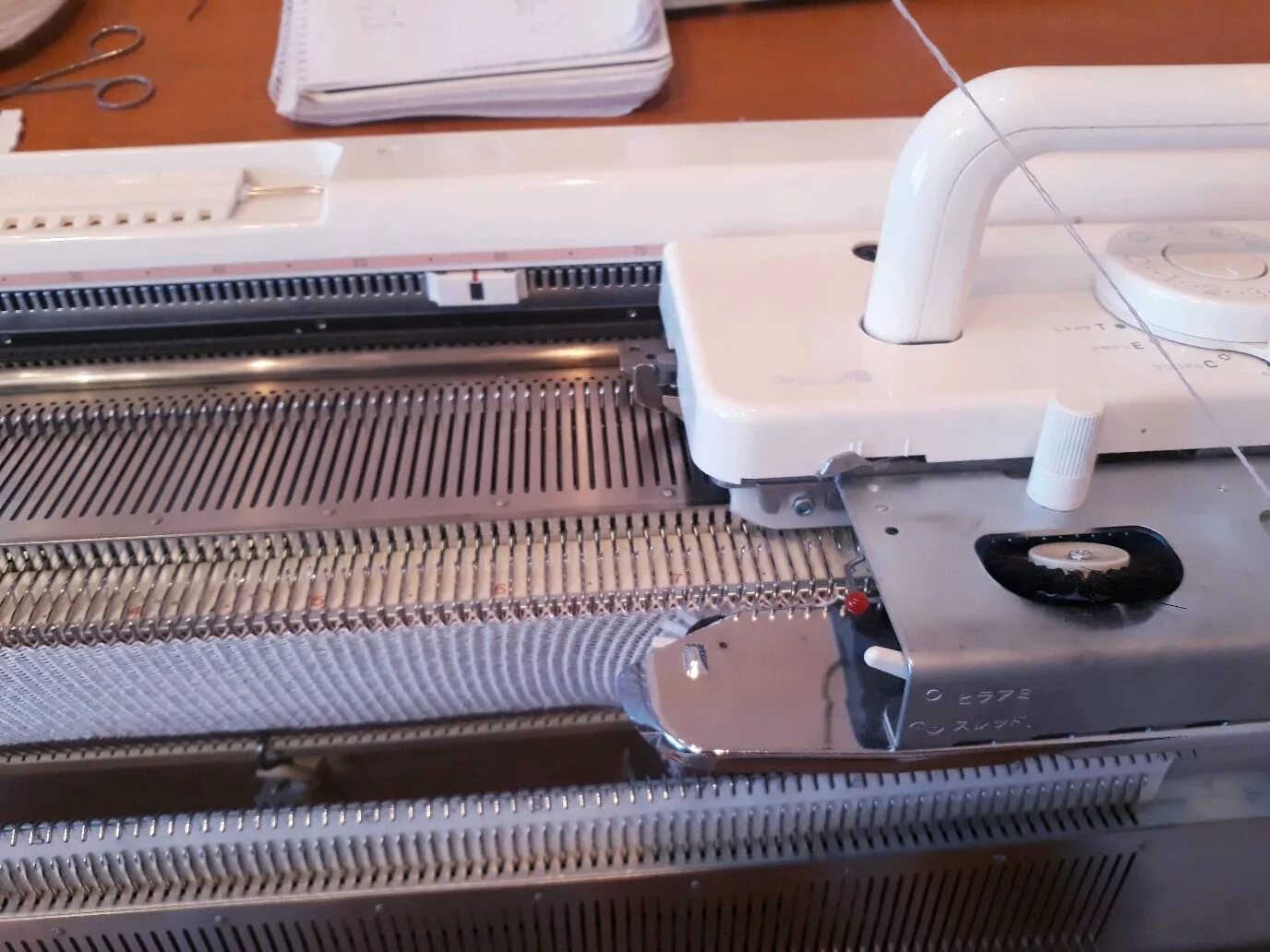 Вязальная машина фото. Silver reed sk840srp60n. вязальная машина silver reed sk 840. сильвер рид 84060. silver reed sk840srp60n изделия.