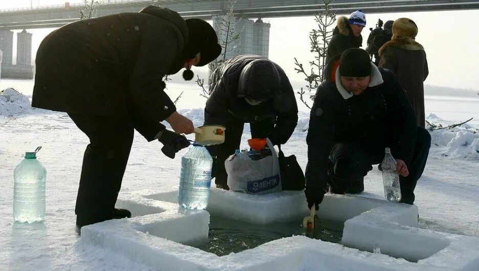 Питье святой воды. Крещение в воде. Освящение воды. О крещенской воде. Набирают Святую воду.