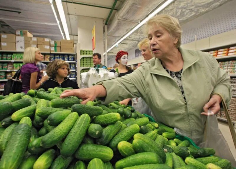 Огурцы на рынке. Прилавок на рынке с огурцами. Огурцы свежие на рынке. Огурцы на прилавке