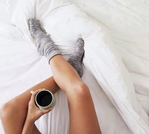 Утро отверстие. Ноги на кровати. Ноги девушки в кровати. Утро ноги. Утро девушка.