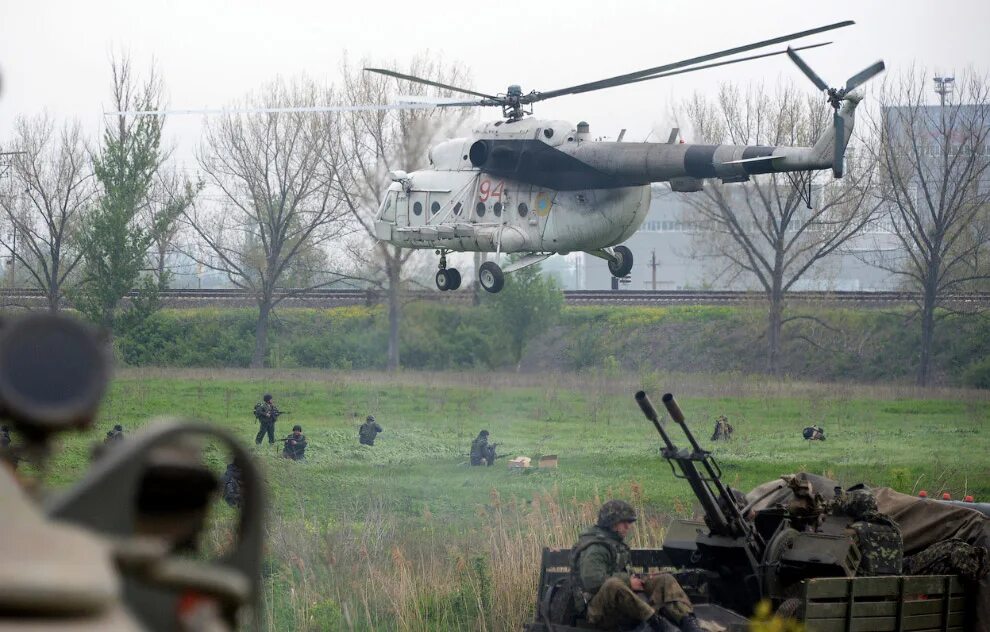 Вертолеты ОБСЕ Украины. Воздушный бой в районе Славянска на Украине видео.