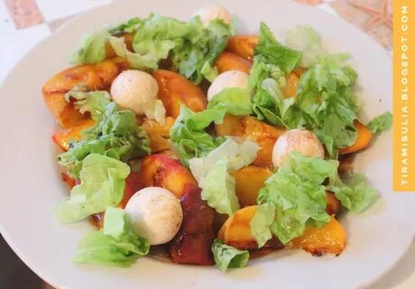 Салат с консервированными персиками