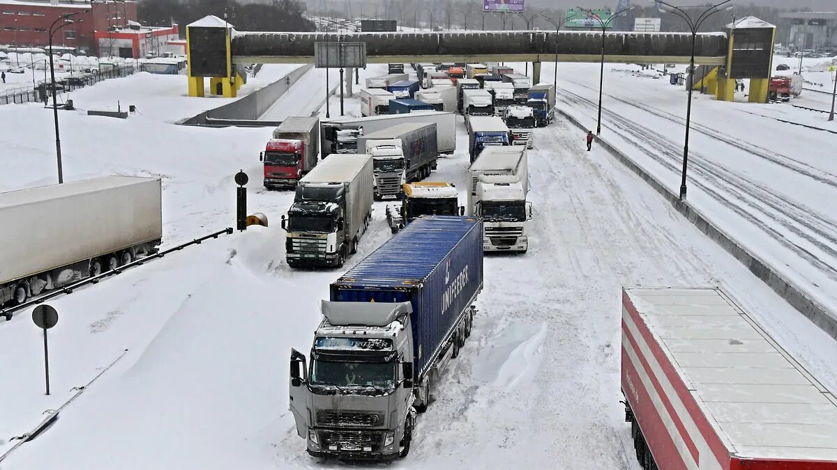 Грузовик цкад. Грузовики свыше 3.5 тонн на дороге. Фура на ЦКАД. Авария Москва январь 2023г фура ЦКАД. Авария на ЦКАД вчера с фурой.