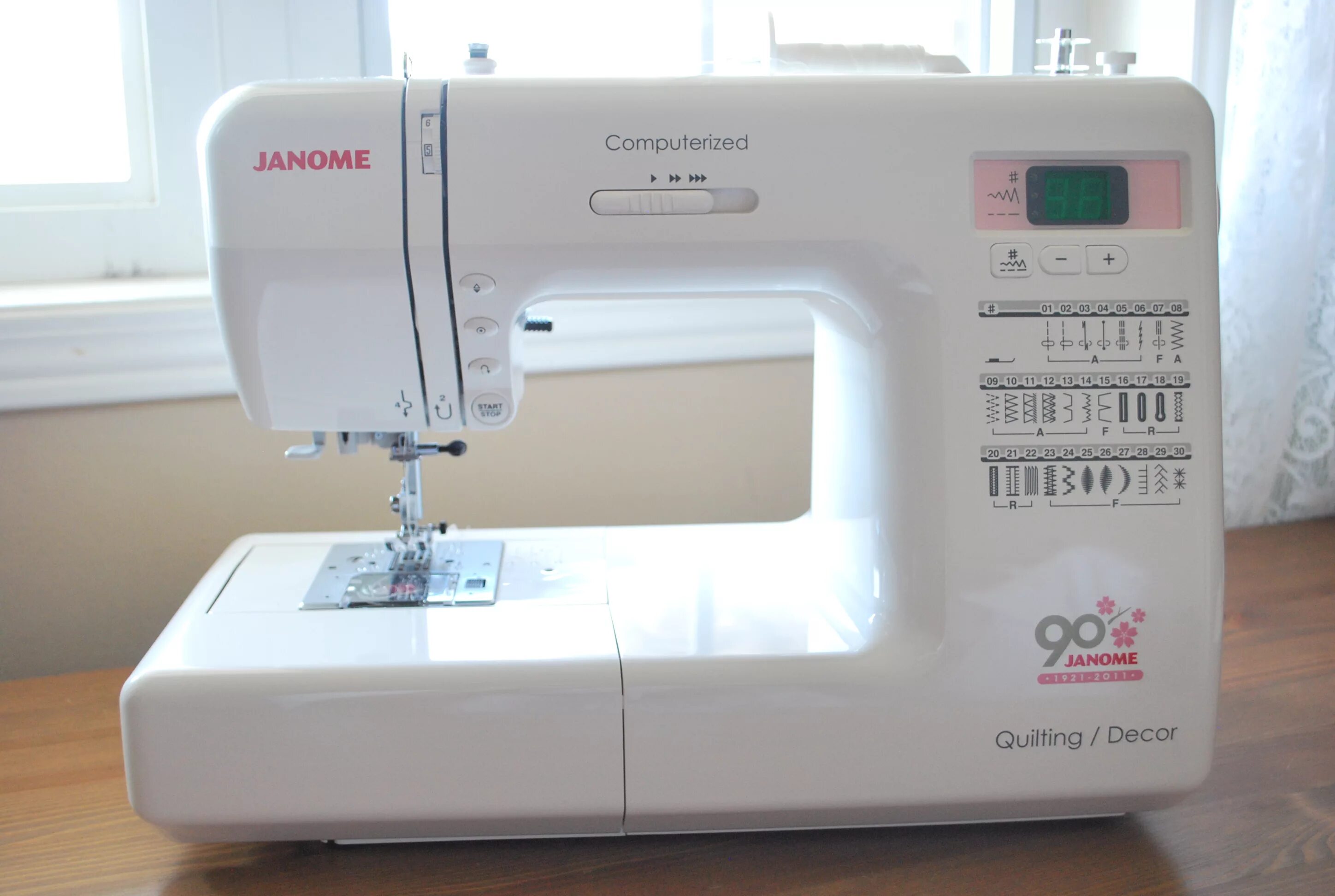 Лучшие швейные машинки джаноме. Janome DC 4030. Чайка 4030 швейная машина. Janome dc6040. Janome Decor Computer.