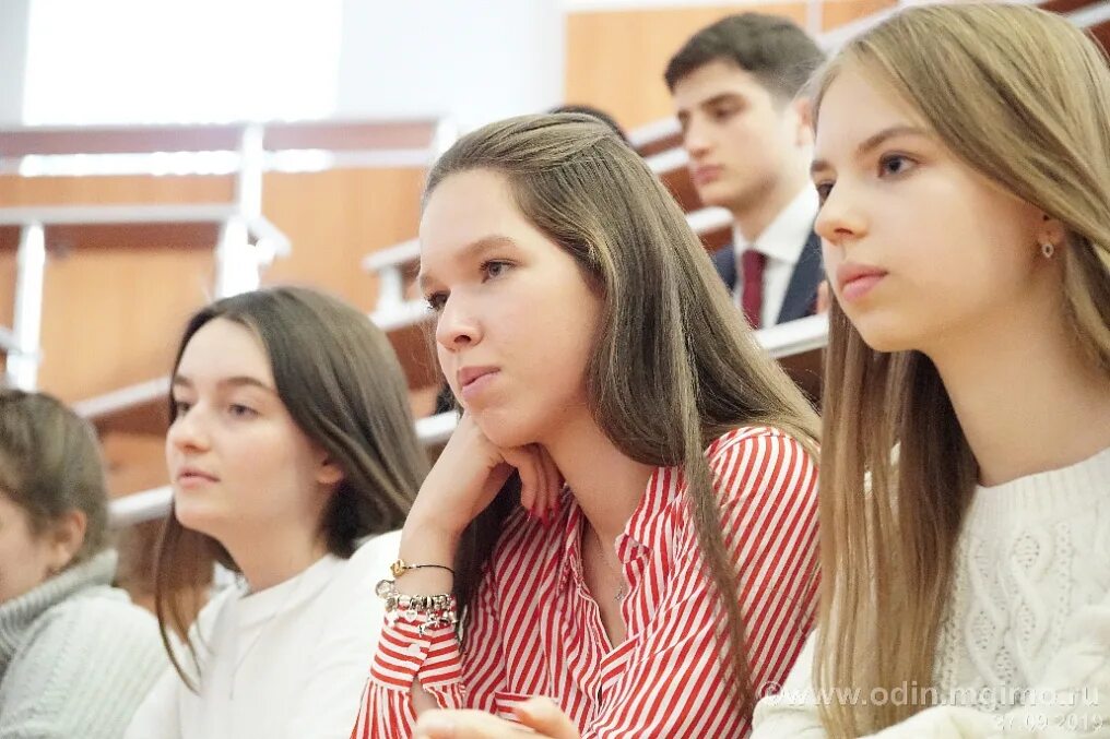 Мгимо факультет журналистики. Студентки в институте красивые. Минина анастасия андреевна лэти. Студент тгу тольятти. Студентка выступающая на научном конкурсе.