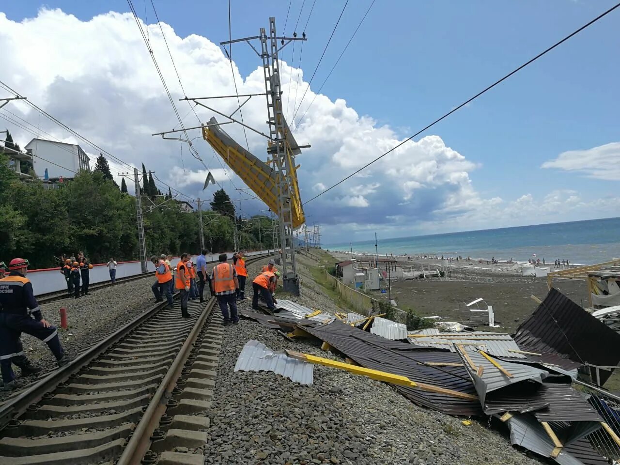 Движение поездов в сочи. Жд дорога в сочи. сочи жд пути. обрыв контактной сети железной дороги. сильный ветер на жд.