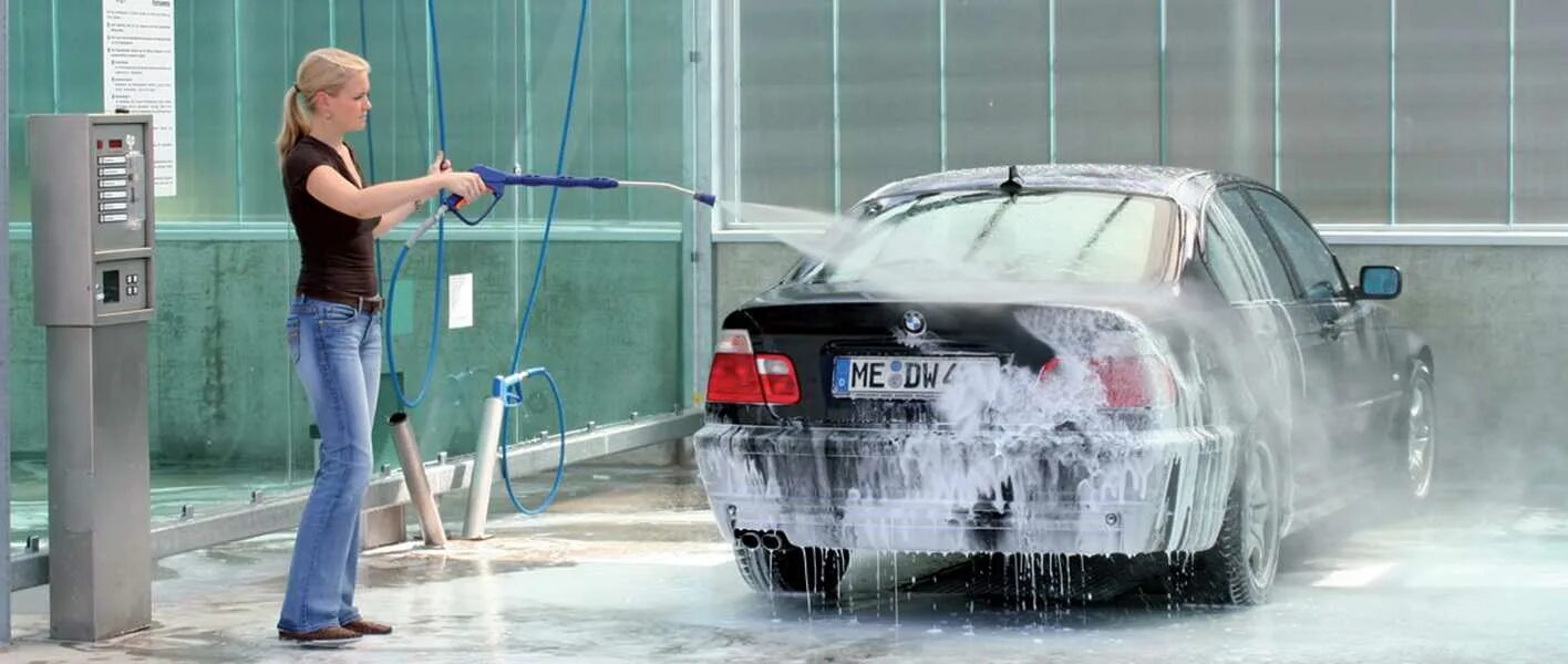 Бесконтактная мойка ВАЗ 2114. Car Wash мойка самообслуживания. Самостоятельная мойка автомобиля. Машина на автомойке. He clean the car