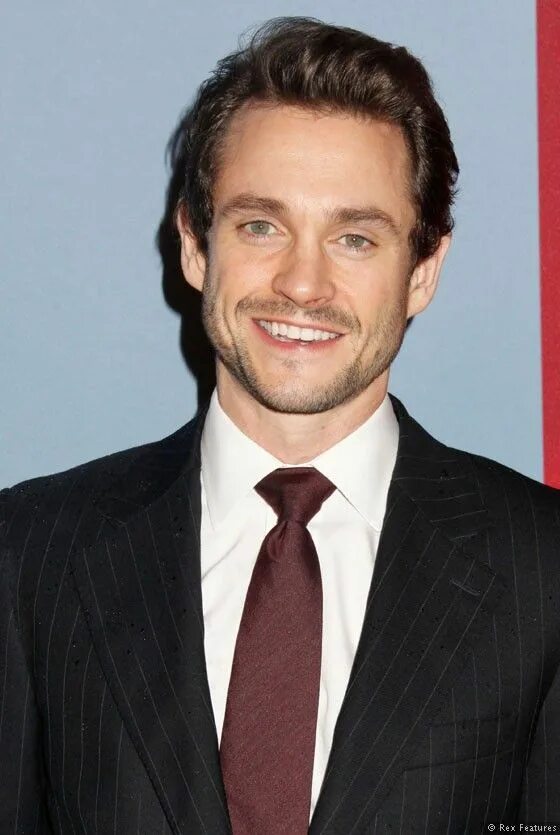 Охотники за древностями сериал хью дэнси. Хью дэнси темный. Джонатан дэнси. Хью дэнси 2020. Джонатан дэнси.