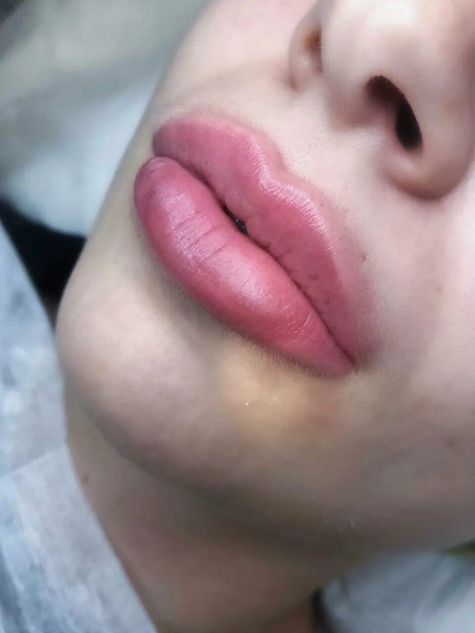 Пудровые губы. Губы екб. Перманент губ оттенки. Пм губ коричневый. Контур губ татуаж.