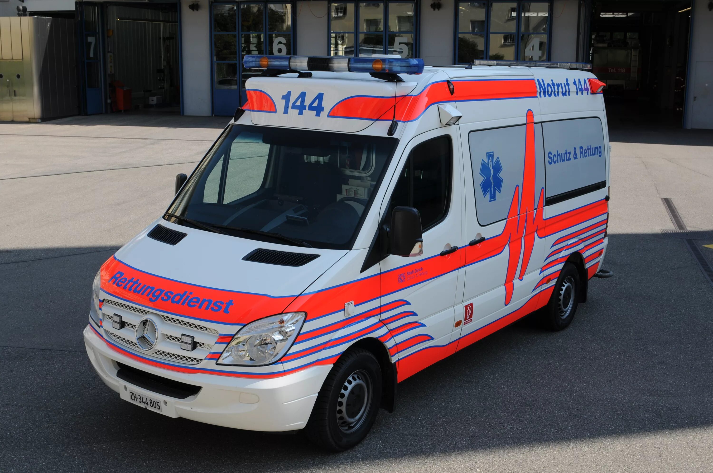 Красная машина скорой помощи. Автомобиль скорой помощи. Машины скорой помощи в Европе. Медицинская машина. Машина скорой помощи в Германии.