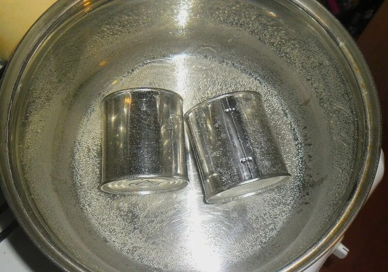 Сколько варить сгущенку на газу. Кастрюля для варки сгущенки. сгущенка в кастрюле. как варить сгущенку. сгущенка вареная в кастрюле.