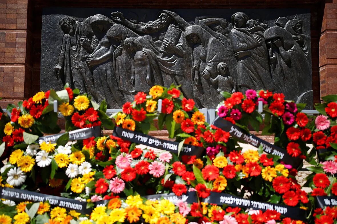 Годовщина холокоста. Годовщина холокоста. 27 января память жертв холокоста. День жертв холокоста. Памятник жертвам холокоста в хабаровске.