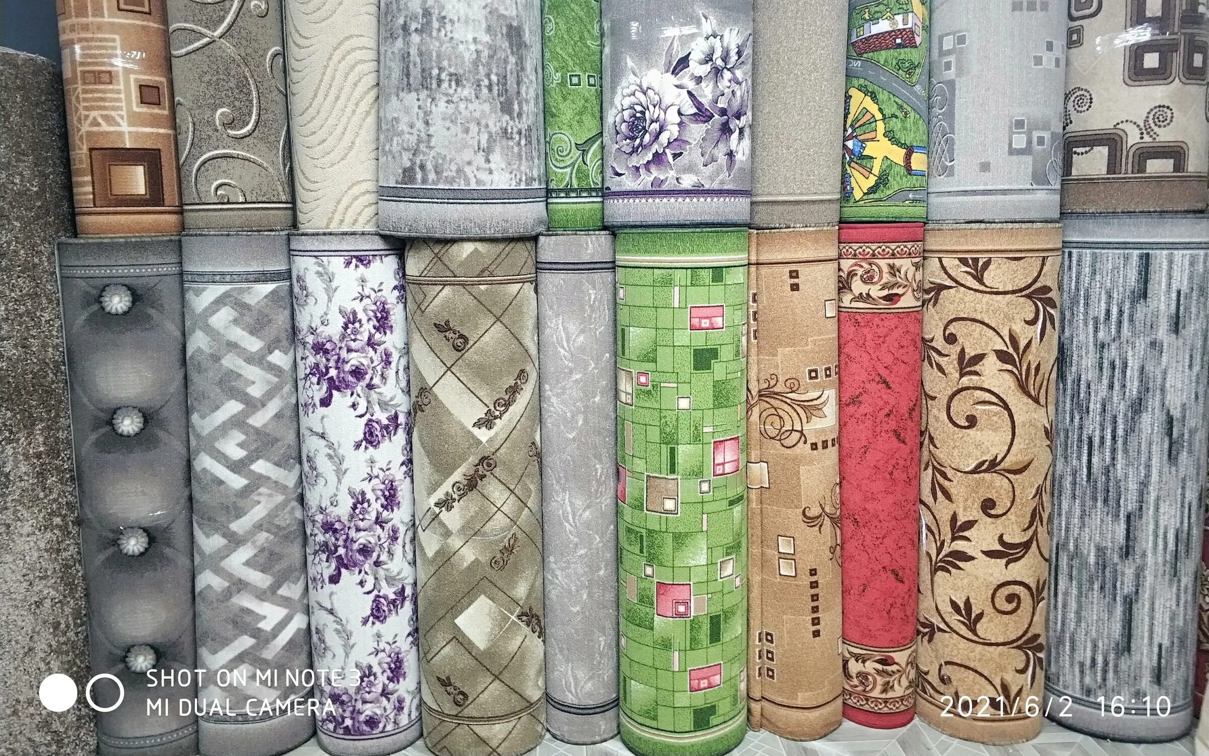 Ковров ростов на дону. Домашний склад ковров каталог товаров. Продается ковер б/у. Ковер в доме. Цветы ковров круглосуточно.