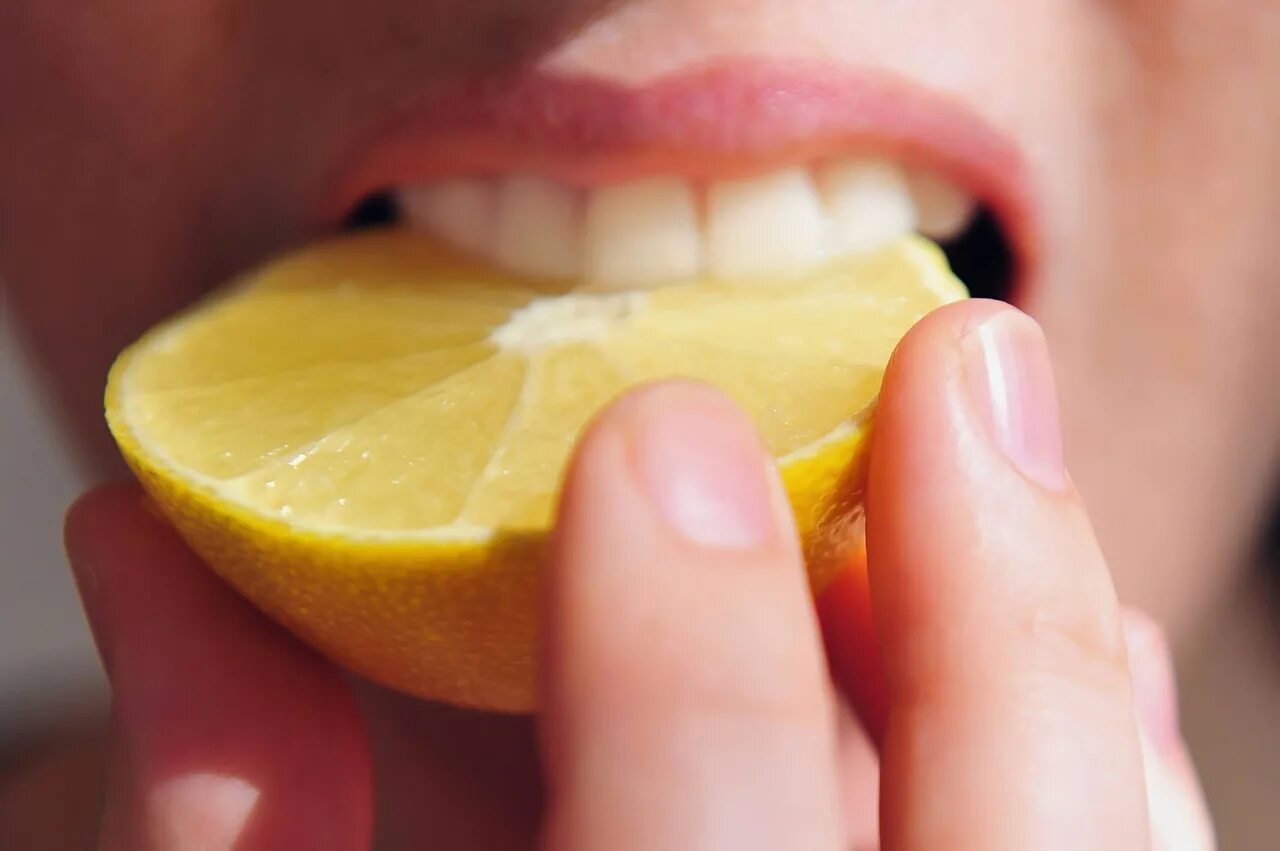 Кислый лимон. Лимон во рту. Лимонная для зубов. Лимон в зубах.