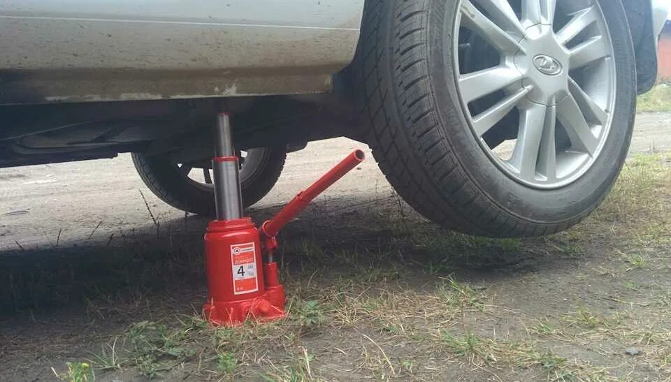 Подъем авто домкратом