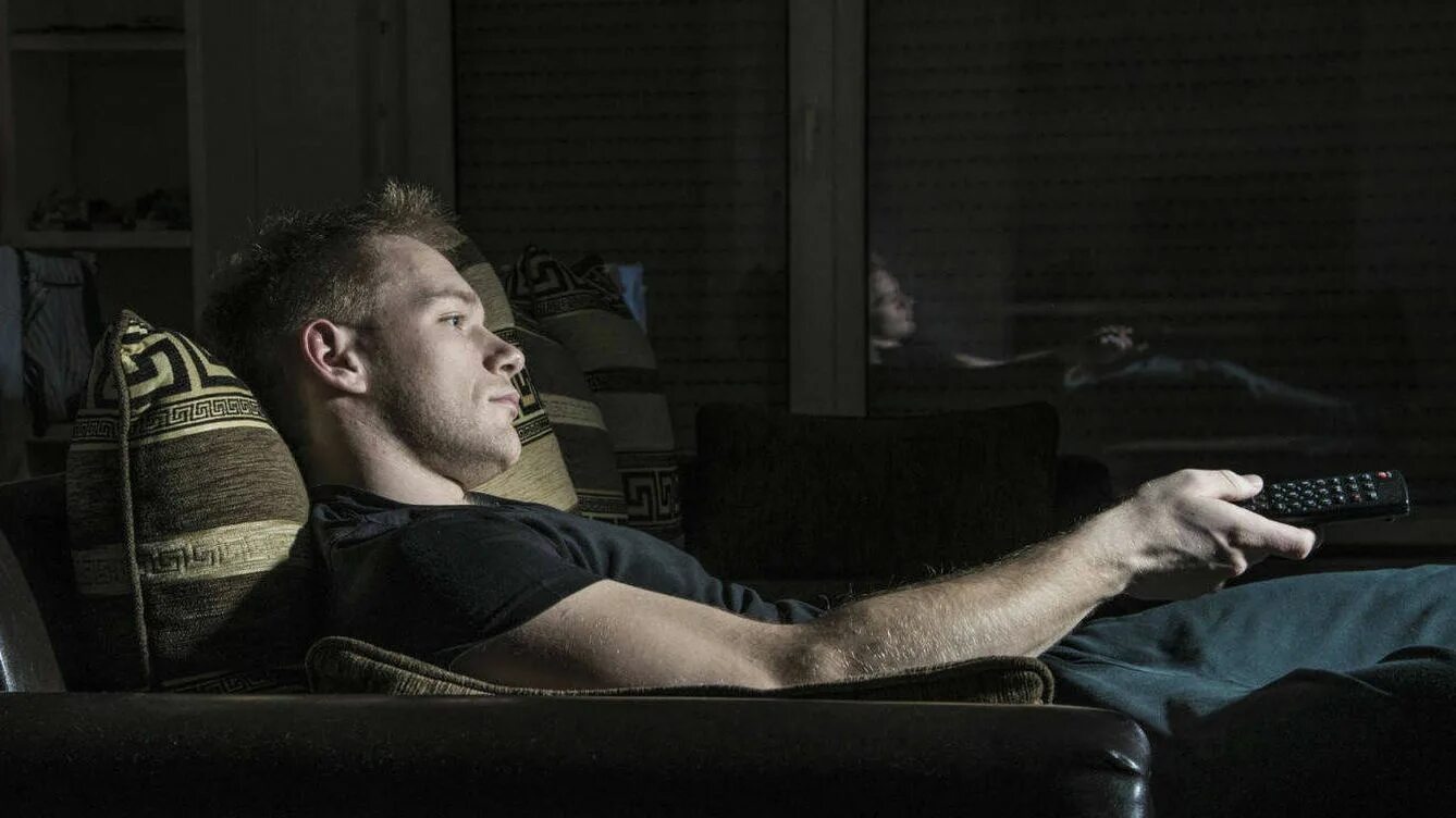 Человек телевизор. He watches tv a lot. Телевизор дома. Домашнее телевидение. He watches tv a lot.