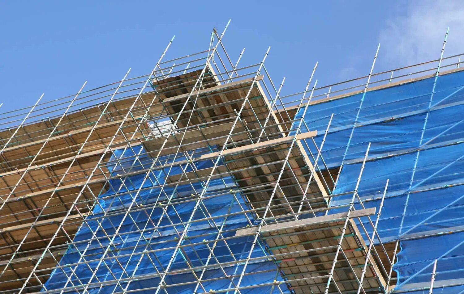 Леса сооружение. Леса гудилина деревянные строительные. Строительные леса фон. Постройка деревянных лесов. Деревянные леса.