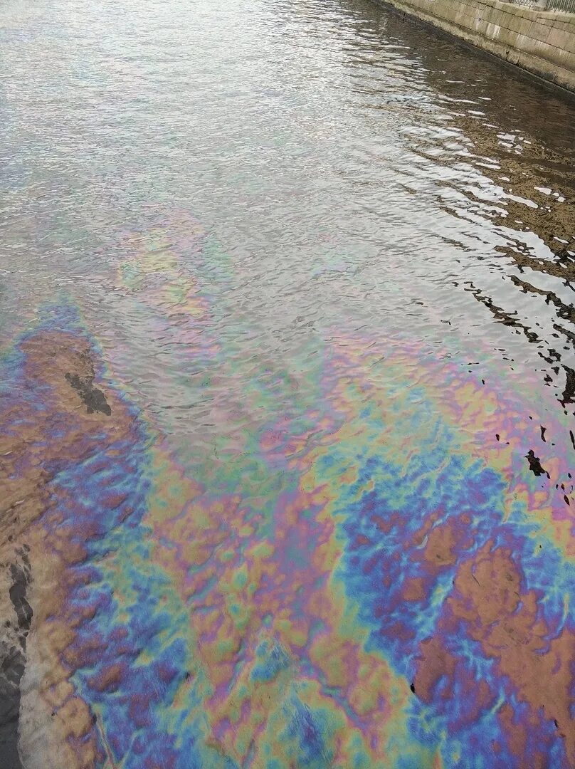 Бензиновые разводы на воде. Масляная пленка на воде. Цветная лужа. Радужные лужи.