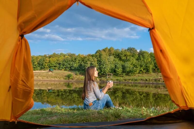 Девушки в палатках на природе. Девушка в шатре. внутри палатки девушка. девушка на берегу с палаткой. девушка одна в палатке на природе.