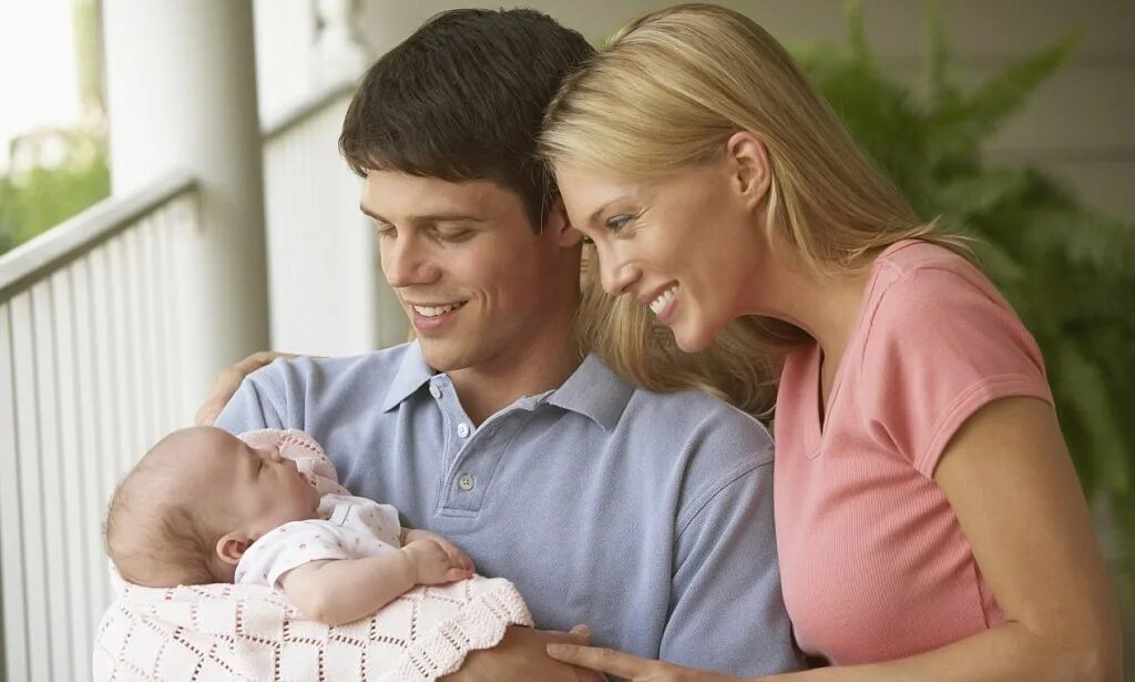 фотосессия с новорожденным и мужем. молодые семьи с детьми. дети с родителями. мама папа и ребенок. кризис в семье после рождения ребенка.