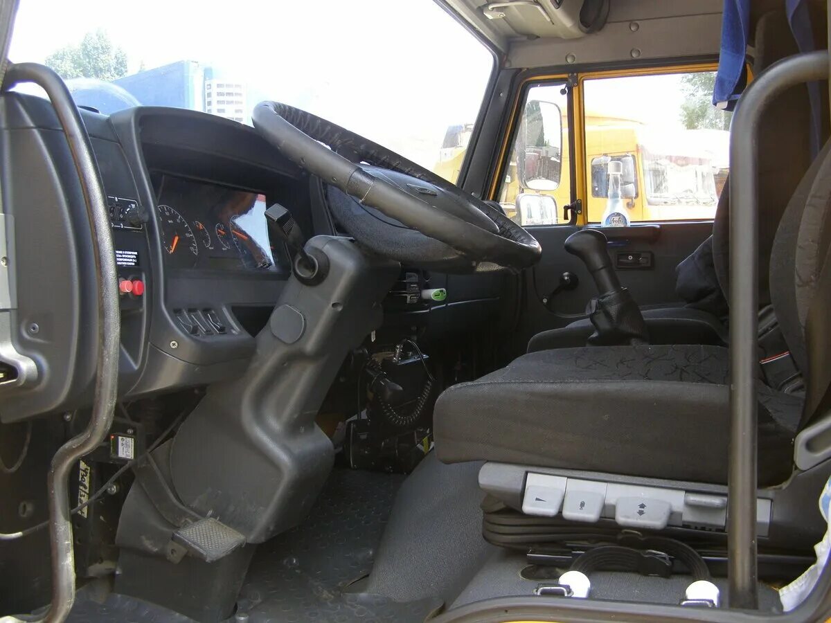 Камаз 4308 салон кабины. Камаз 4308 салон. Камаз 4308 салон кабины. Камаз 4308 кабина. Камаз 4308 кабина макси.