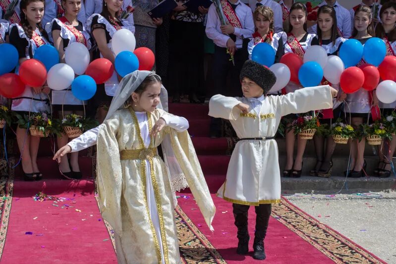 Карабудахкент школа гимназия. Карабудахкентский район школа гимназия. Село Карабудахкент. Карабудахкент достопримечательности. Таджикский звонок