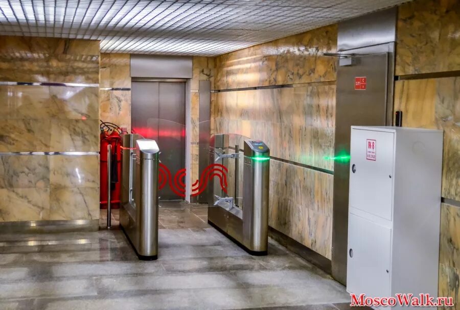 Лифт в метрополитене. Лифт в метро. Станции метро с лифтом. Лифт в метро Москва. Метро Саларьево лифт.