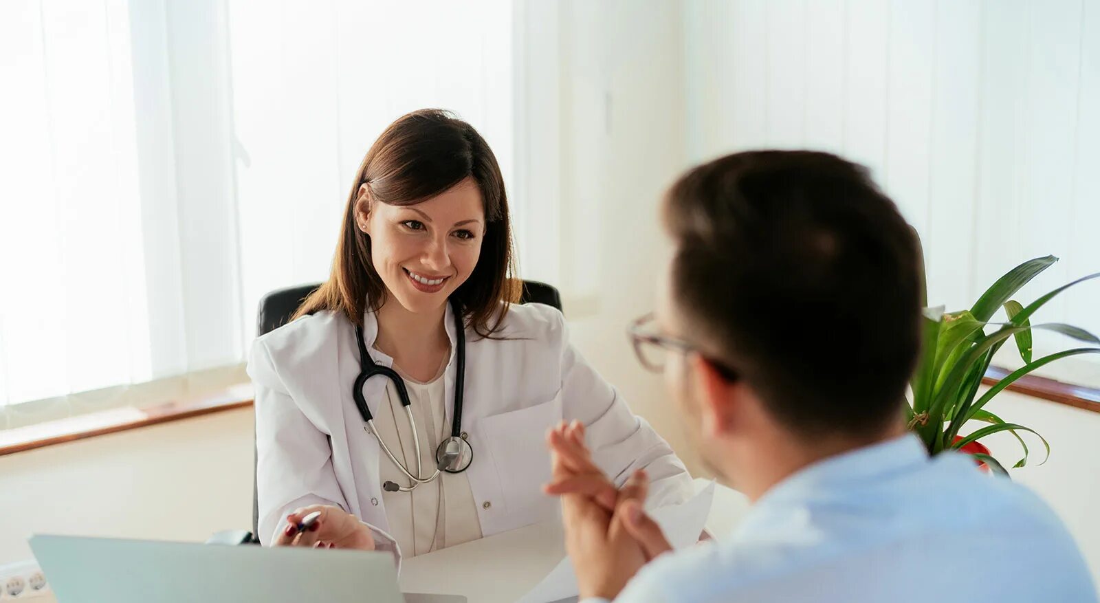 консультирование врача. консультация терапевта. пациенты с хроническими заболеваниями. терапевт. беседа врача с пациентом.