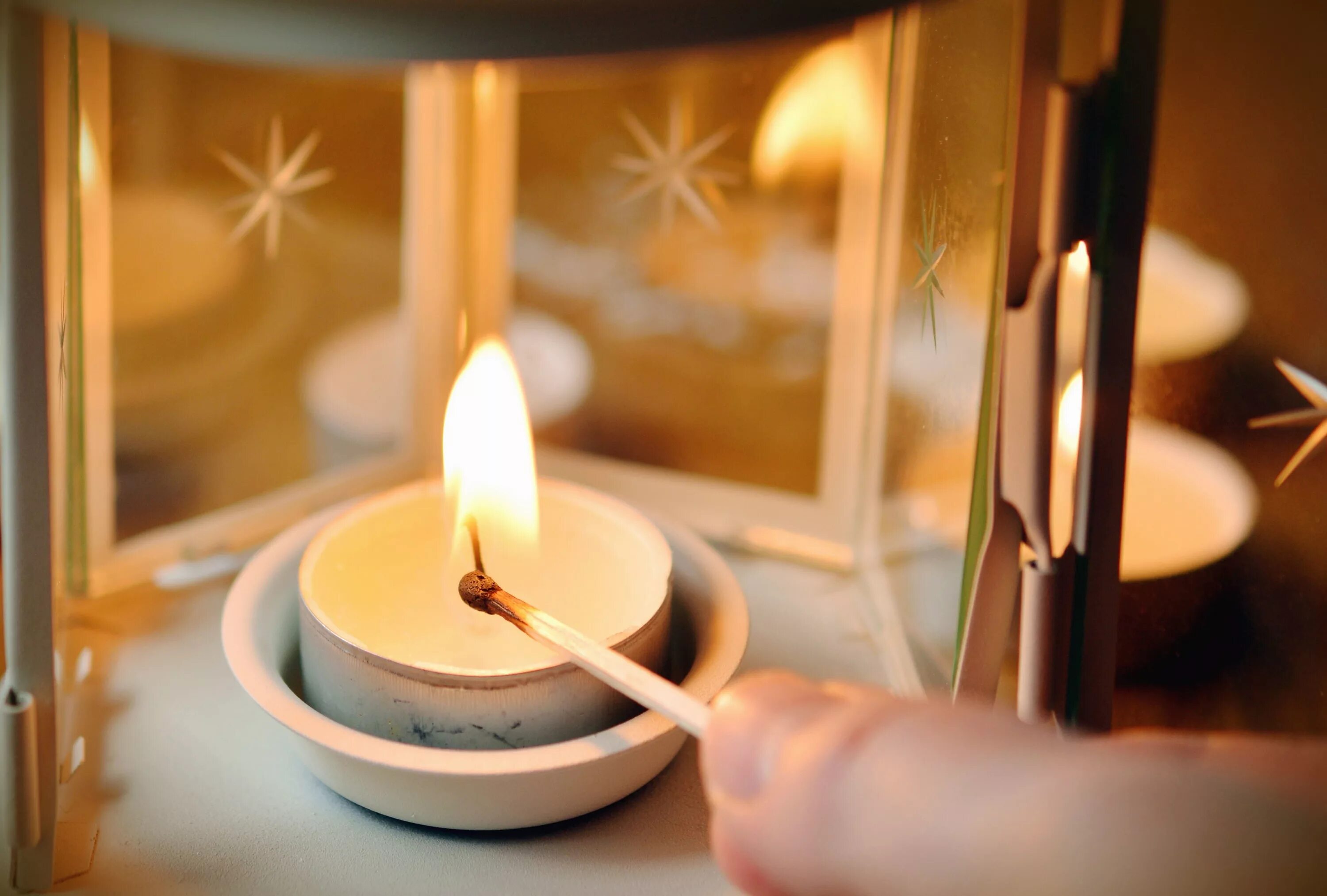 Действие свечей. Свечи на снегу. Зажженная чайная свеча. Зажженные уютные свечи. Свеча от свечи зажигается.