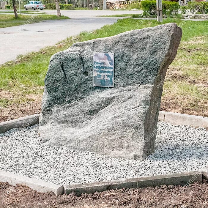 Monument stone. Могильный камень валун. Могильный камень валун гранит. Могильный камень памятники. Памятник первостроителям Снежинска.