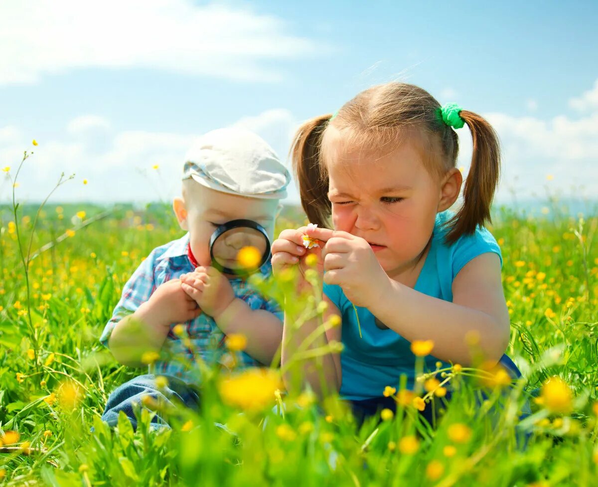 Познавать играя. Дети и природа. Дети на природе летом. LSNB YF ghbhjls. Дети наблюдают за природой.