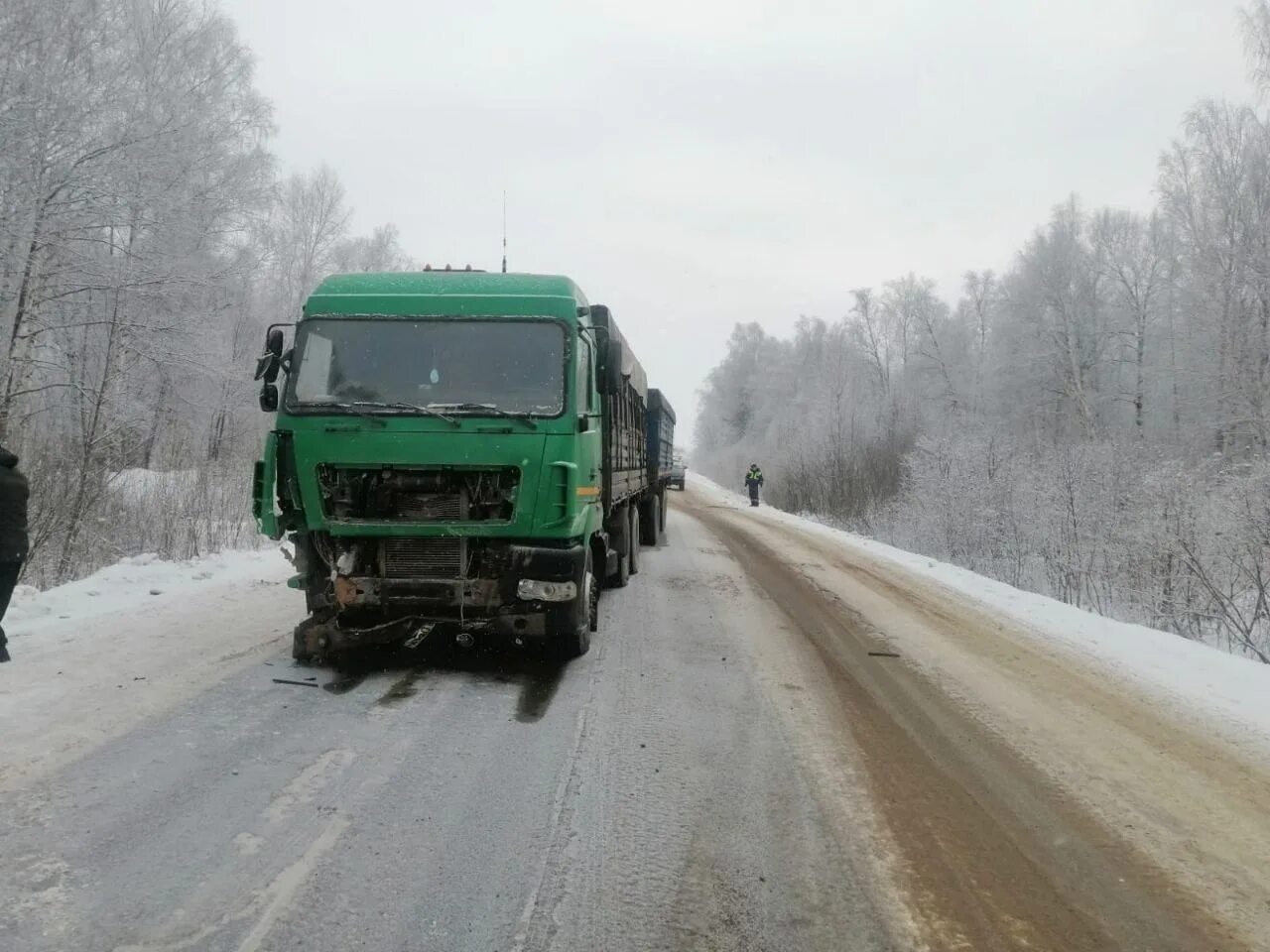 Фура зимой. Водитель фуры.