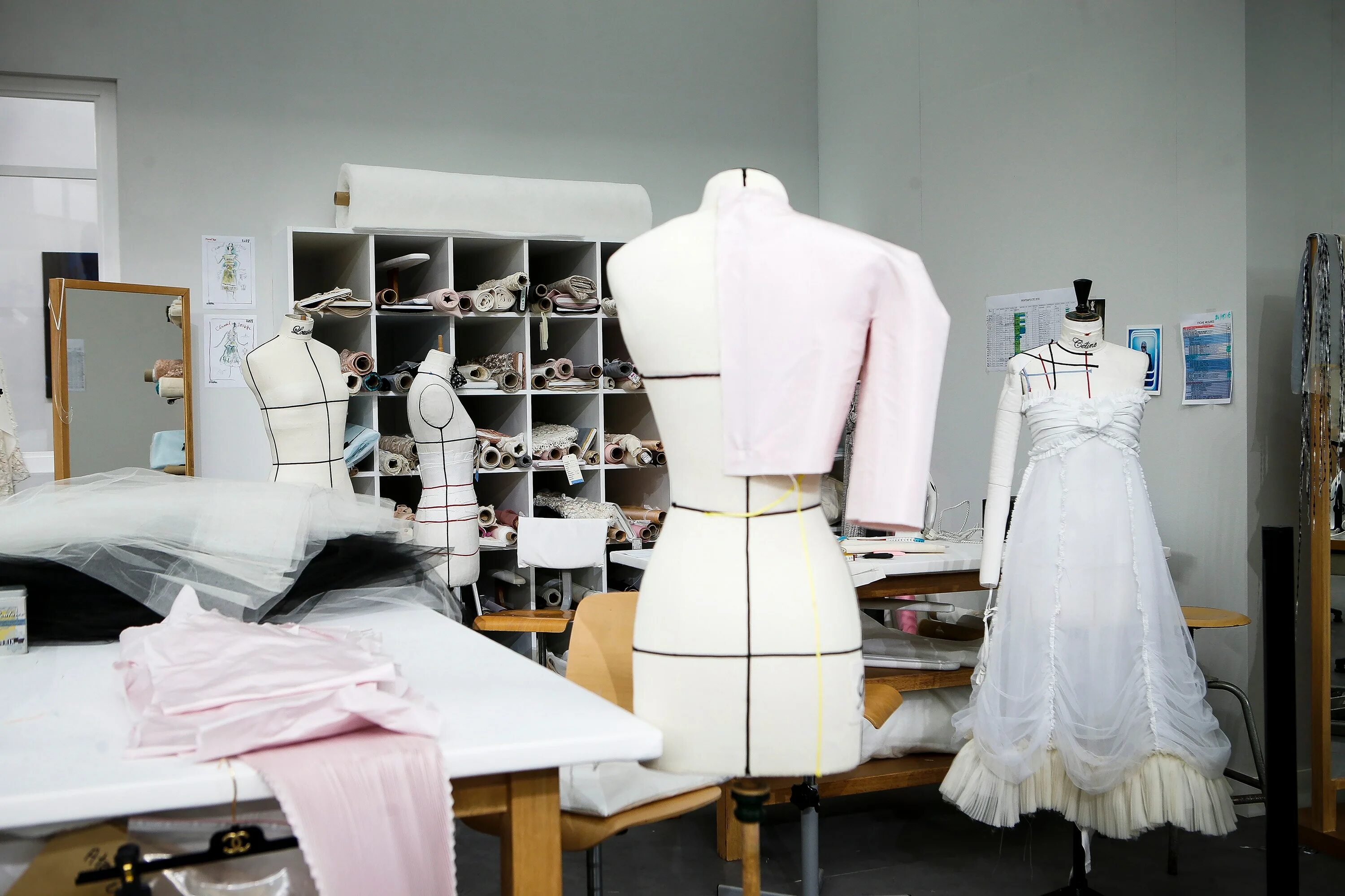 интерьер ателье по пошиву одежды. заказ ателье. индивидуальный пошив одежды. пошив одежды. пошив трикотажных изделий.