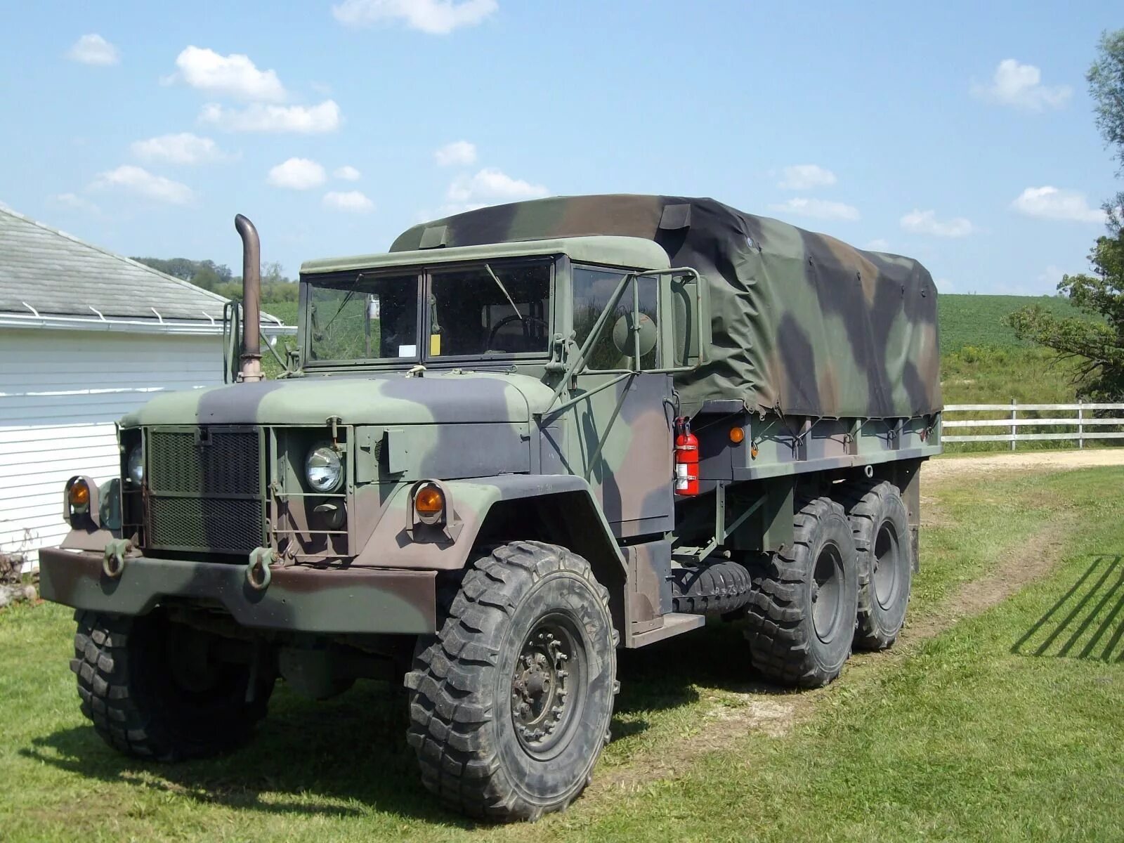 Армейский грузовик США м35. Kaiser Jeep m35a2. M35 военный грузовик. Американский грузовик m35.